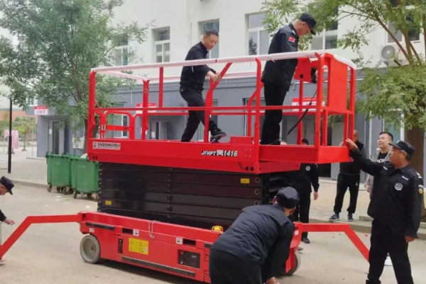 赞!一高校为学生公寓配备电动剪叉,用于应对突发消防事故应急救援
